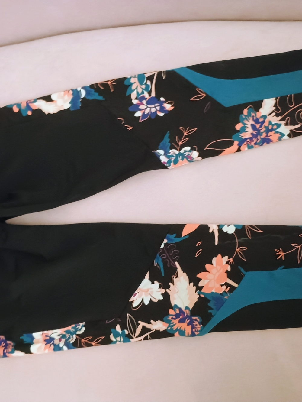 Roxy Take Me To The Beach Leggings in Black and Tropical Print - XL SPF Fabric - Picture 6 of 8